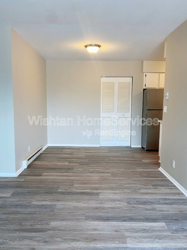 Foto del edificio - 204 Charleston Blvd