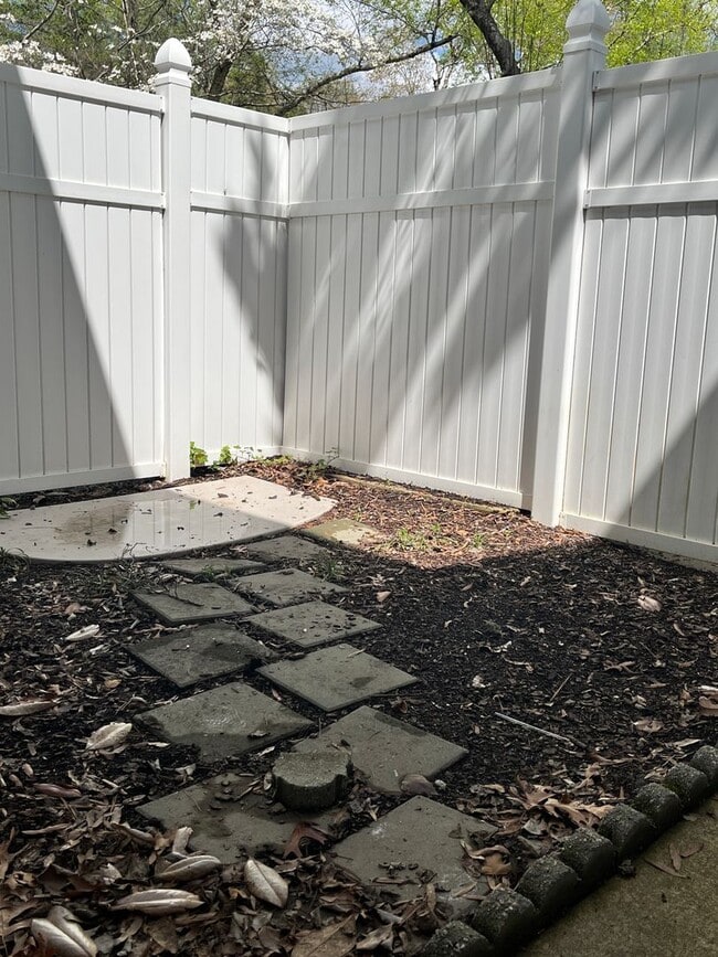 Foto del edificio - 2BR Townhome in N Raleigh