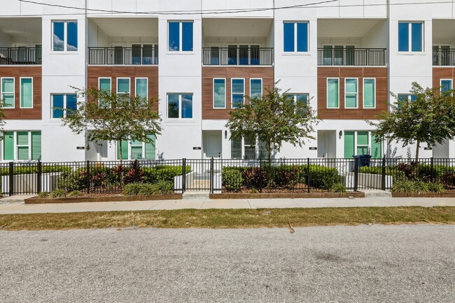 Building Photo - 3 Bedroom, 3.5 Bath Townhouse Minutes From...