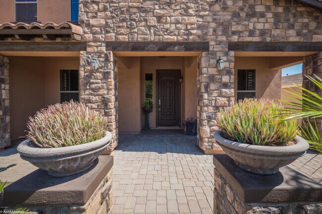 Foto del edificio - Gorgeous 5 bed 3.5 bath 3 car garage home,...