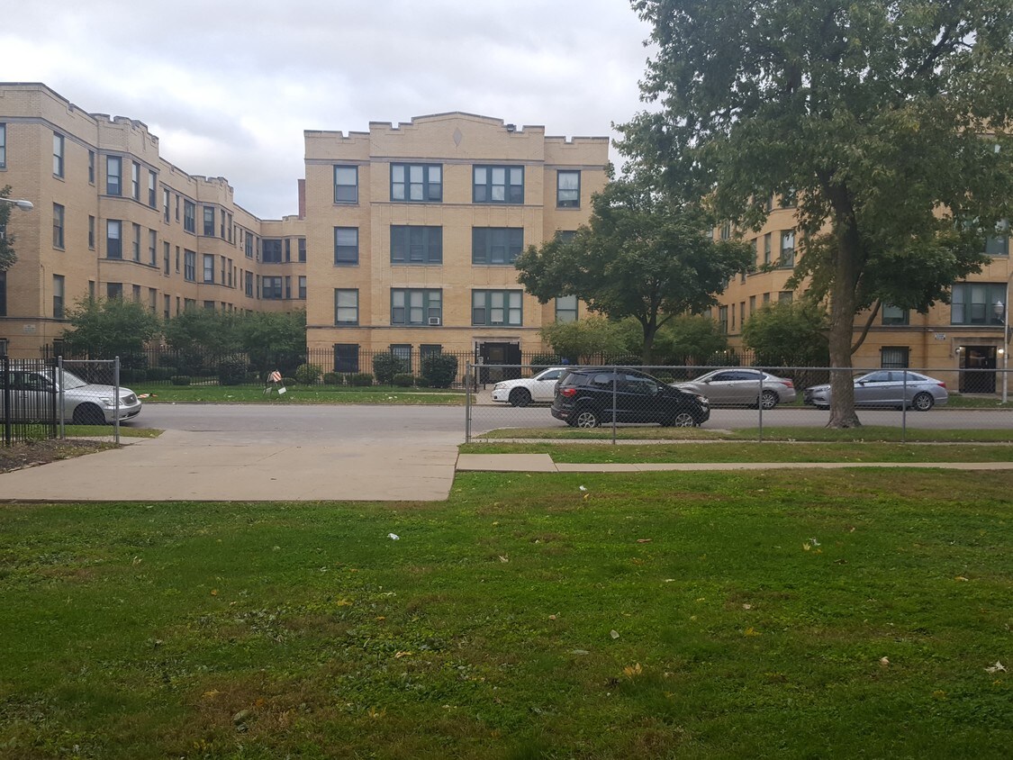 Foto principal - 6800 S Dorchester Ave