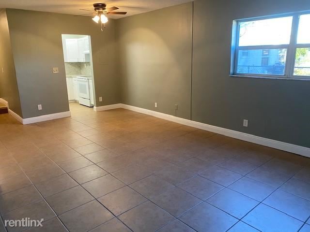 Building Photo - 2 br, 1.5 bath Townhome - 2555 Polk St