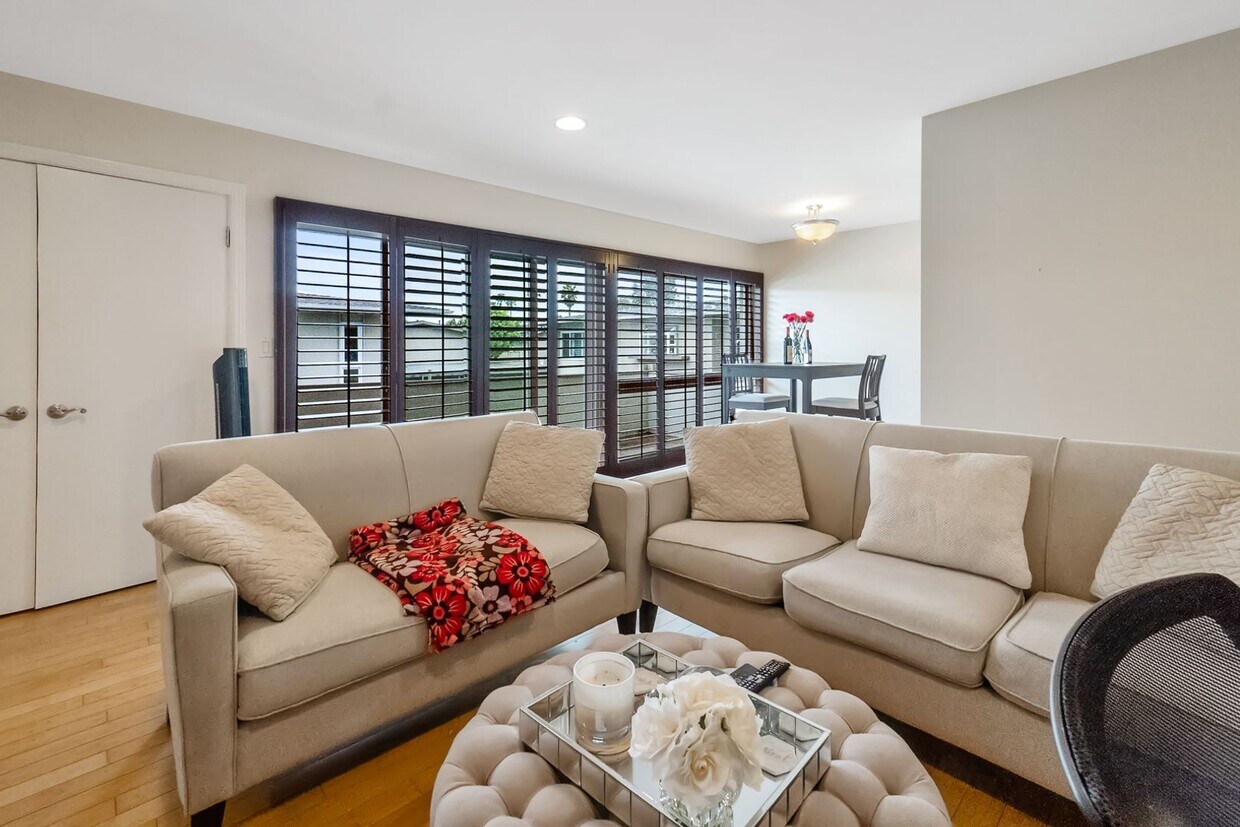 Foto principal - Unbeatable Location! Bright 1 Bed, 1 Bath ...