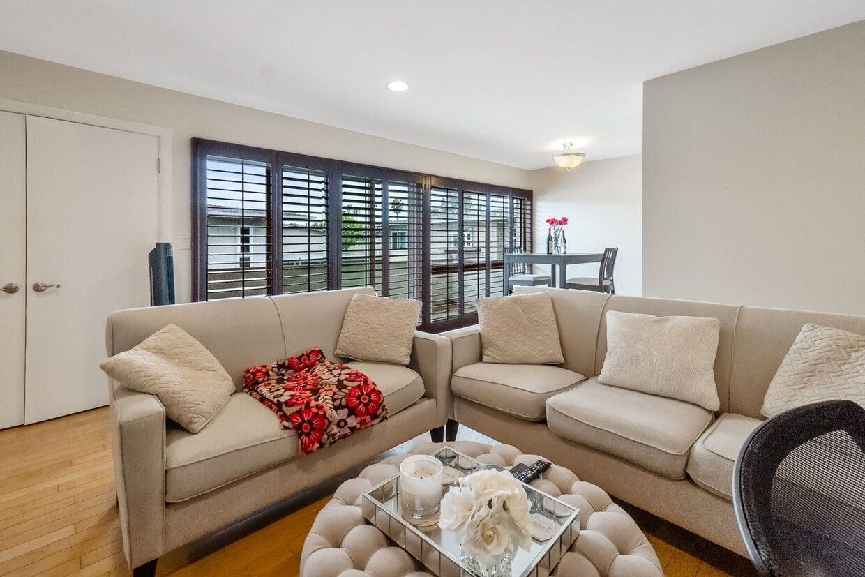 Primary Photo - Unbeatable Location! Bright 1 Bed, 1 Bath ...