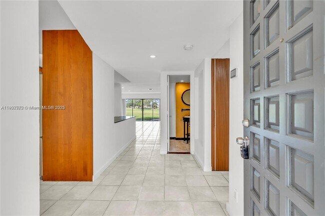 Foto del edificio - 295 Fern Dr