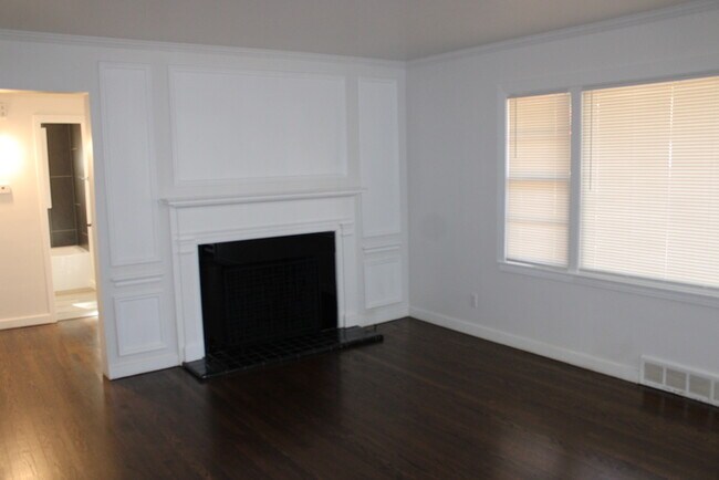 Foto del edificio - Spacious 4 bedroom and 2 bath with a very ...