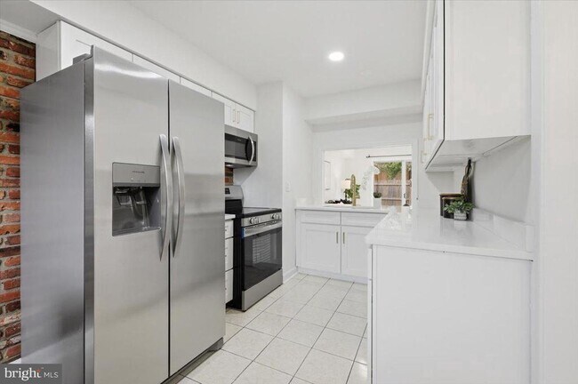 Building Photo - 8141 Kingsway Ct