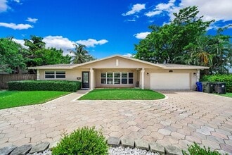 Building Photo - 4021 Bayview Dr