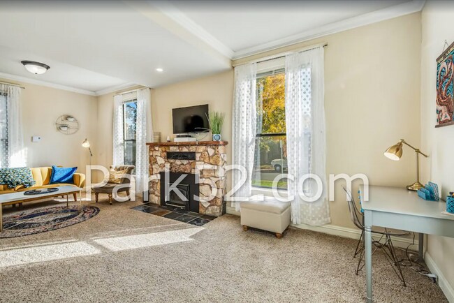 Foto del edificio - 1 Bedroom Unit in Tacoma Tri-Plex With Washer & Dryer!