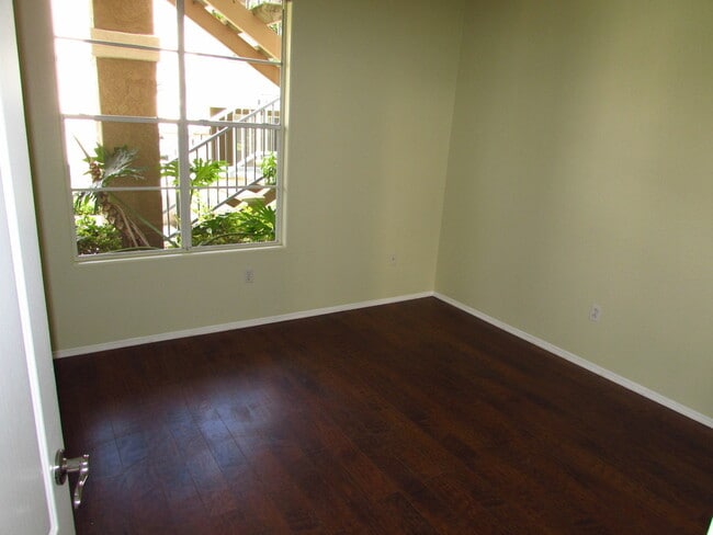 Building Photo - Downstairs 2 bedroom condo in great location