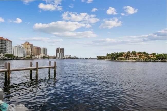 Building Photo - 425 Bayshore Dr