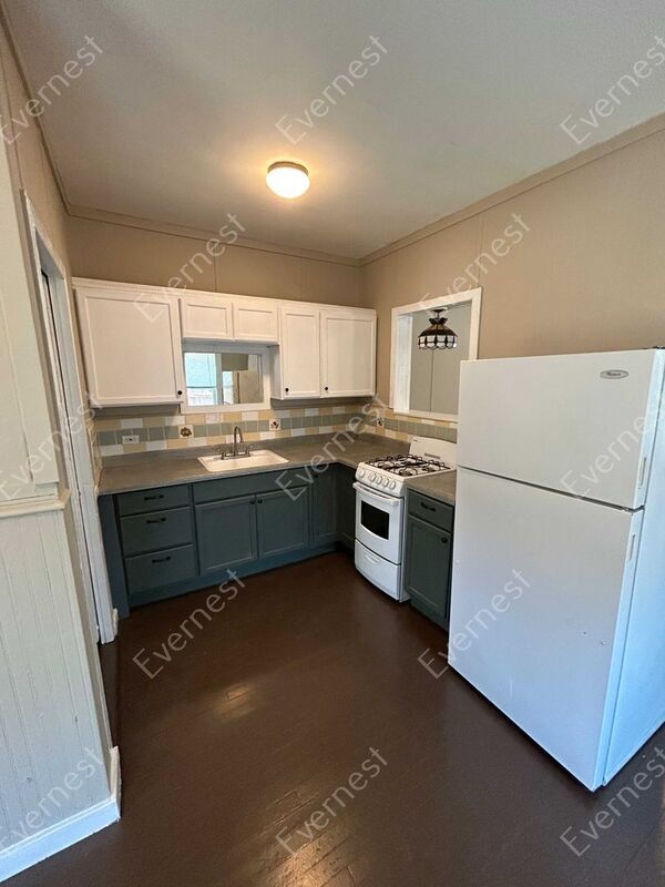 Building Photo - 625 W Lullwood Ave