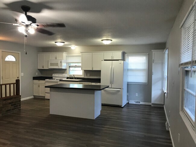 Building Photo - 940 Miller Ave