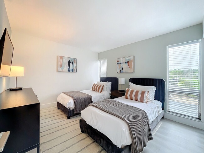 Building Photo - 1401 SE 15th St