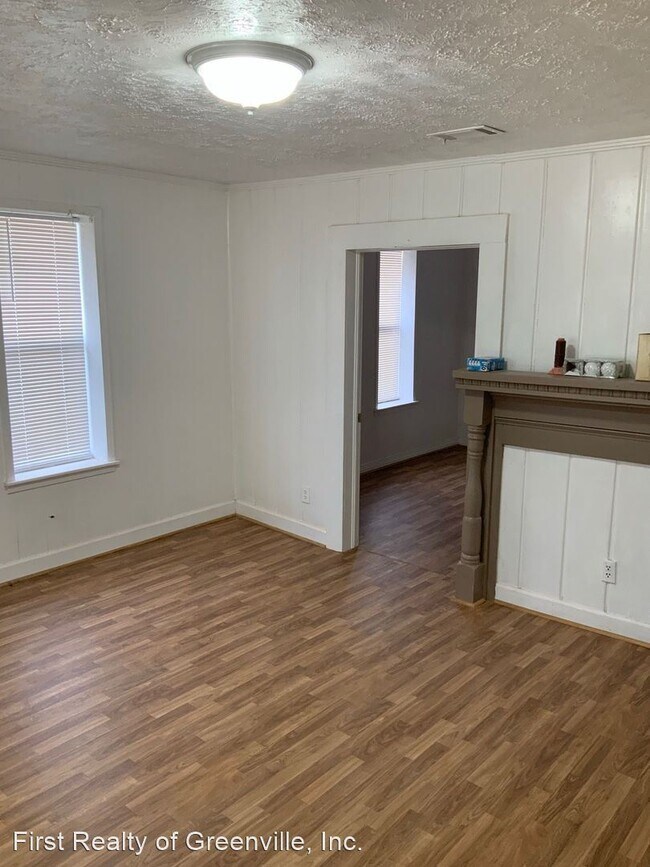 Building Photo - 4 br, 2 bath House - 384 E. Perdue St.