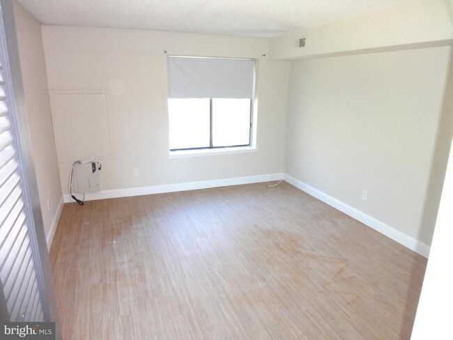 Building Photo - 5200 Hilltop Dr