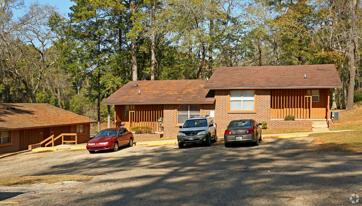 Primary Photo - Golden Leaf Apartments