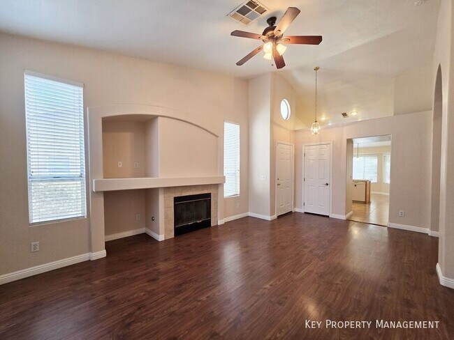 Foto del edificio - 1825 Lyell Canyon Ln