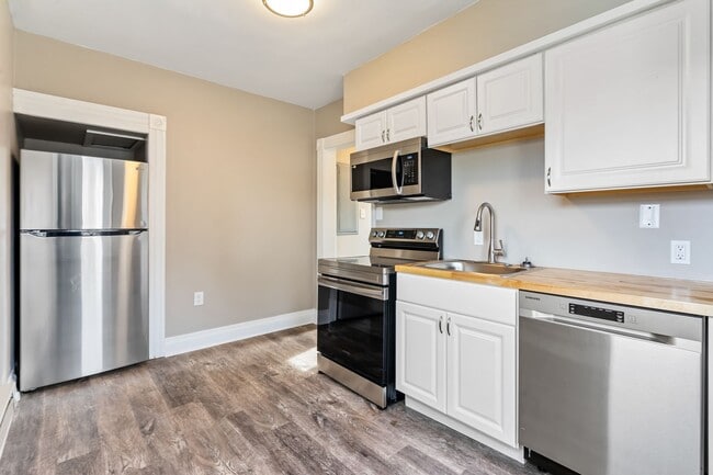 Building Photo - Nicely Renovated 1 Bed, 1 Bath Apartment in Greenfield - In-unit Laundry, Quiet Street - Availabl...