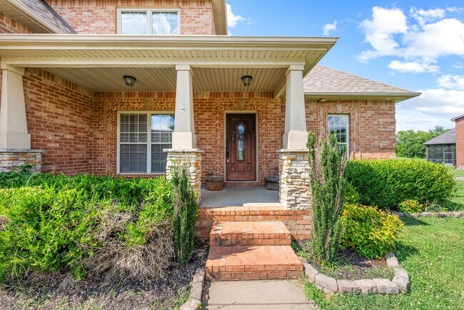 Building Photo - Large home in Farmington Subdivision