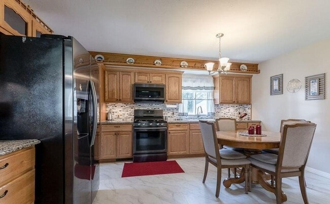 Building Photo - Three Bedroom Home in Whitehall
