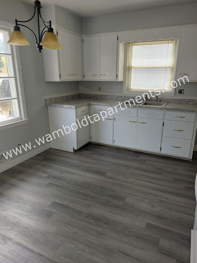 Building Photo - 3 bedroom - pets welcome!