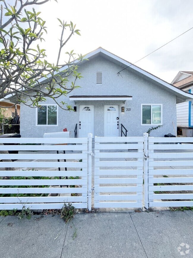 Building Photo - 2119 Eastlake Ave