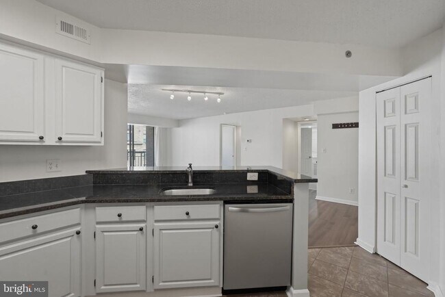 Building Photo - 1200 Braddock Pl