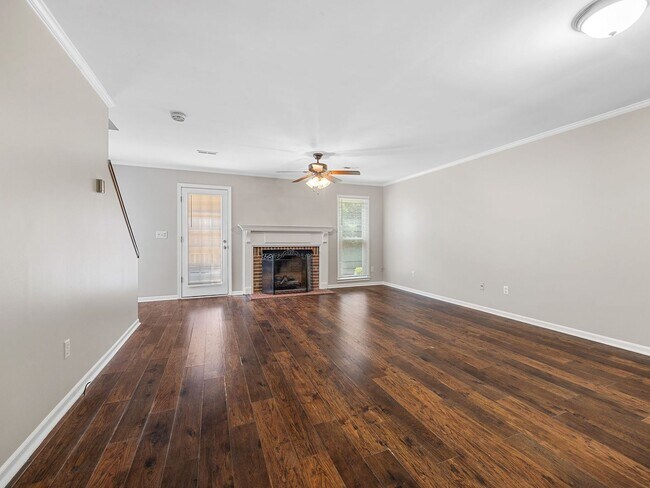 Foto del edificio - Cozy 3 Bedroom, 2.5 Bath Town Home with 2 ...