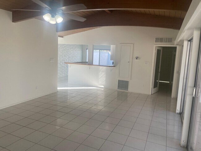 Foto del edificio - 2630 N Biskra Rd