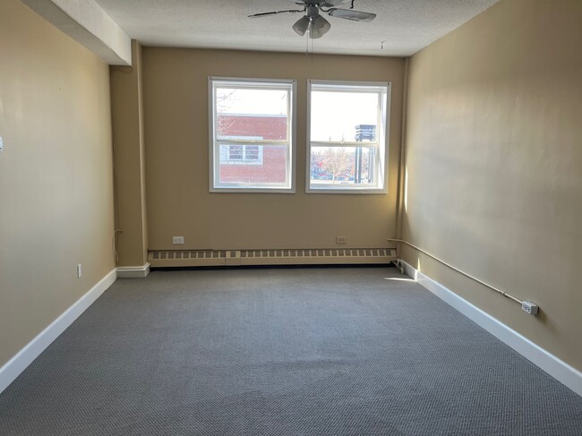 Building Photo - 1 Bed 1 Bath Unit in Red Deer, AB