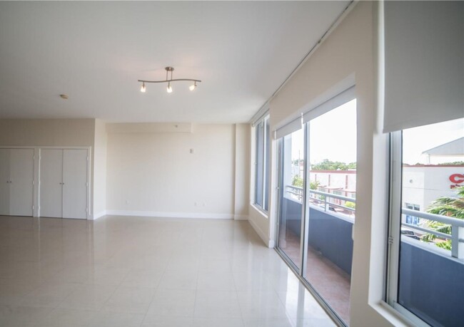 Foto del edificio - Large spacious open loft in coconut grove