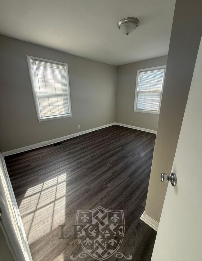 Building Photo - 1913 Laurinda Dr