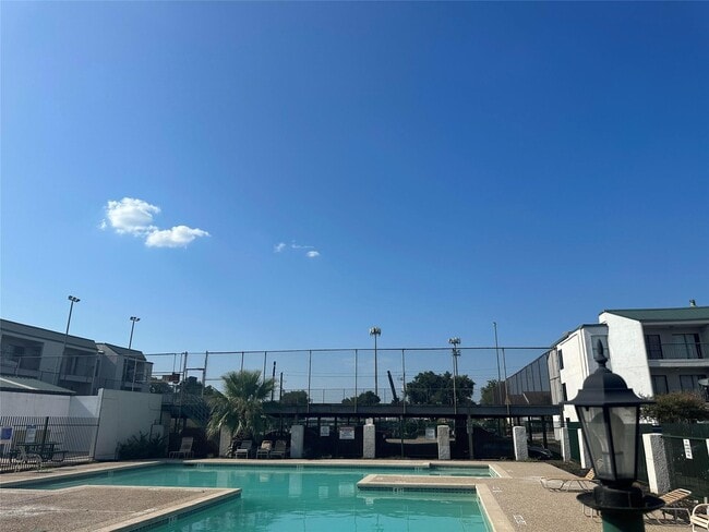 Foto del edificio - 2820 S Bartell Dr