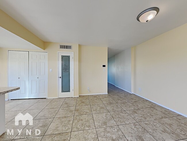 Building Photo - 531 N Lesueur