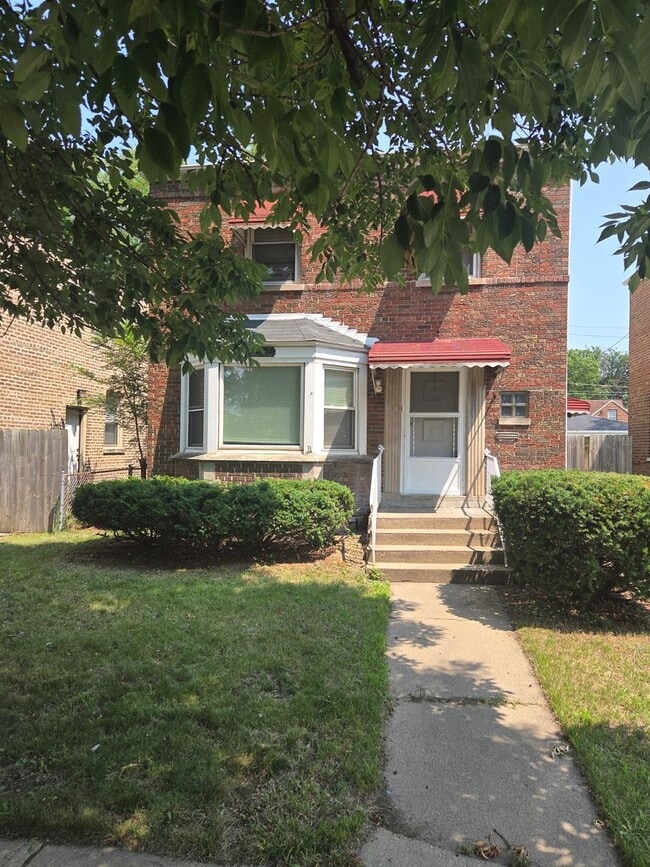 Building Photo - Charming 4BR Home with Spacious Layout, Mo...