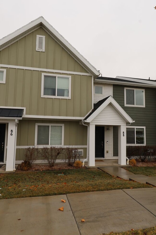 Building Photo - Pet Friendly Legacy Farms Townhome