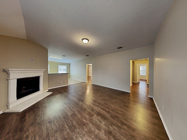 Building Photo - 806 Green Acres Lane