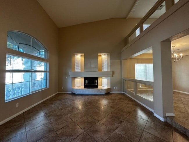 Building Photo - 5 bedrooms, SW location