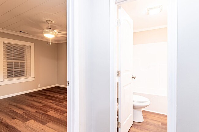 Foto del edificio - Price Improvement and Leasing Special! Rec...