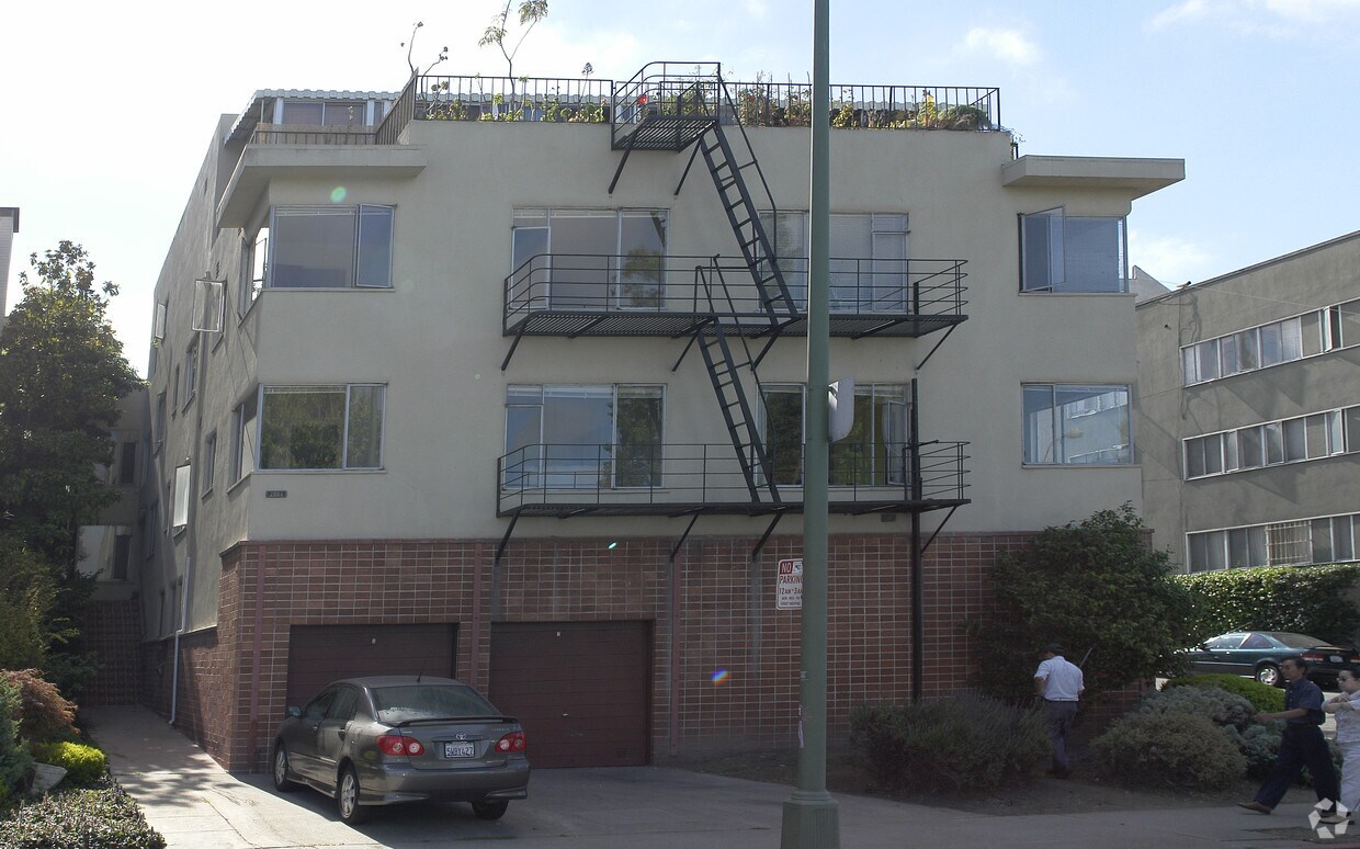 Primary Photo - 2204 Lakeshore Ave