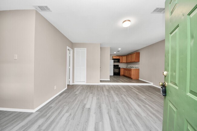 Foto del edificio - 17111 River Rd