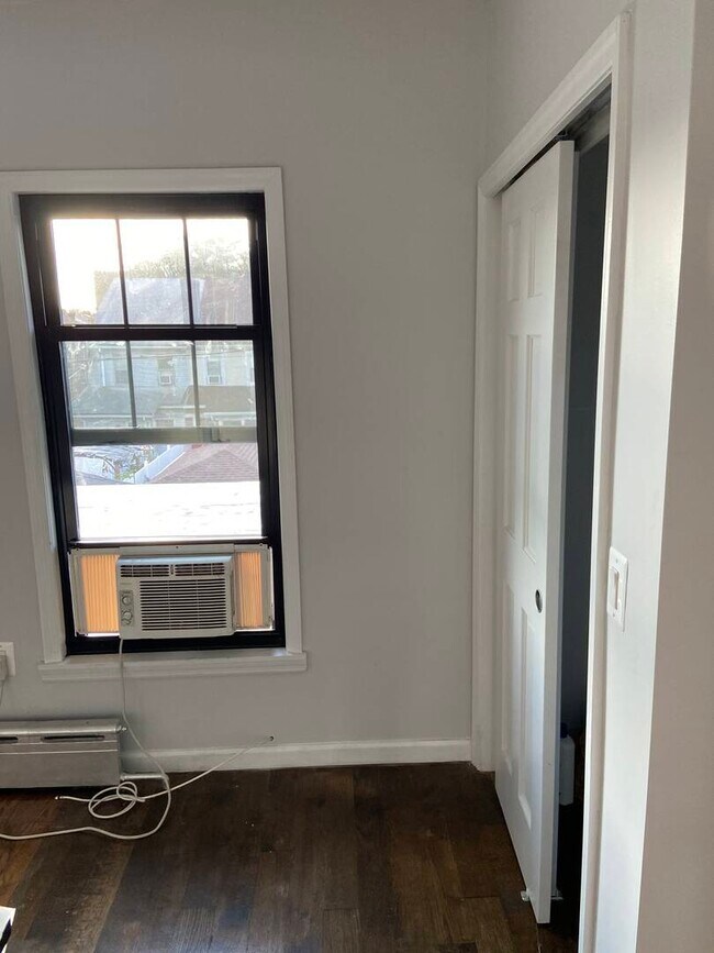 Building Photo - 622 E 39th St