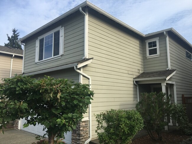 Foto del edificio - Spacious and Updated Home with Attached Ga...