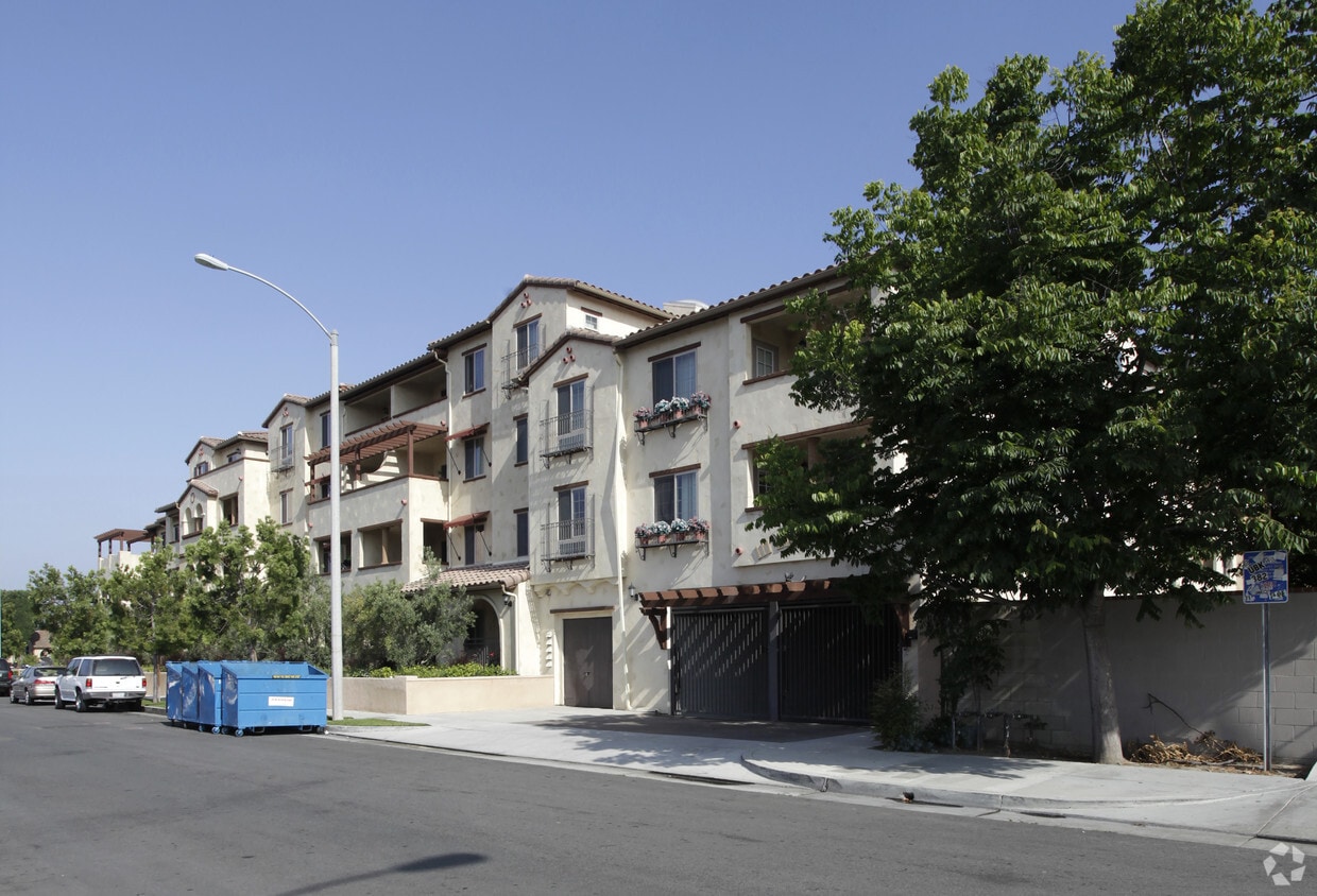 Building Photo - Elm Street Commons