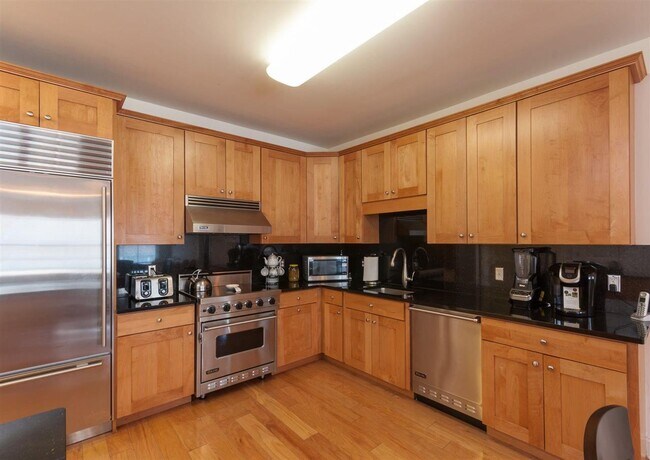 Building Photo - 20 Ave at Port Imperial Dr