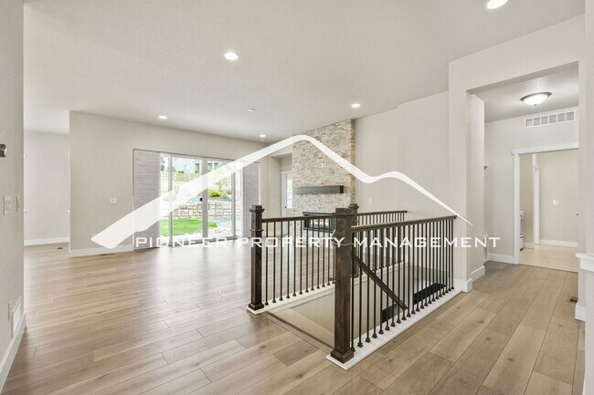 Foto del edificio - Main Floor Primary Home in Flying Horse with 5 Bedrooms, Gourmet Kitchen, Finished Basement & 4-C...