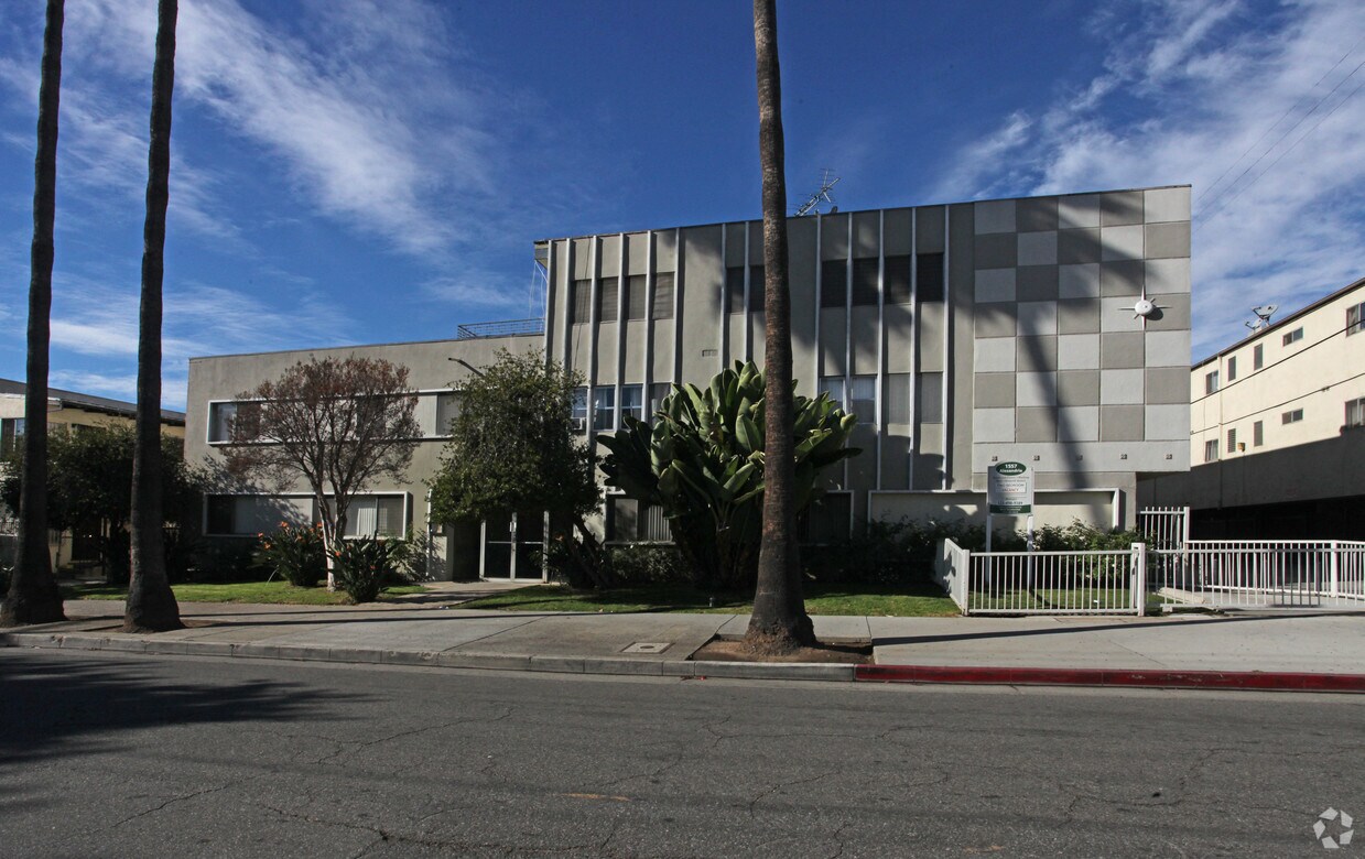 Foto del edificio - 1557 N Alexandria Ave