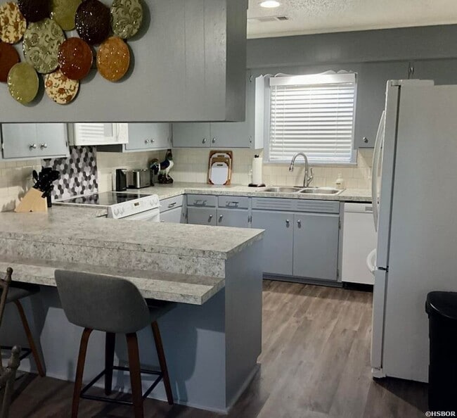 Building Photo - 115 Ledgerock Rd