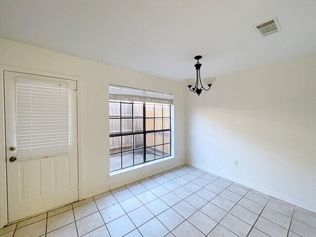 Foto del edificio - 2 Bedroom Townhouse off Perkins in Gated c...